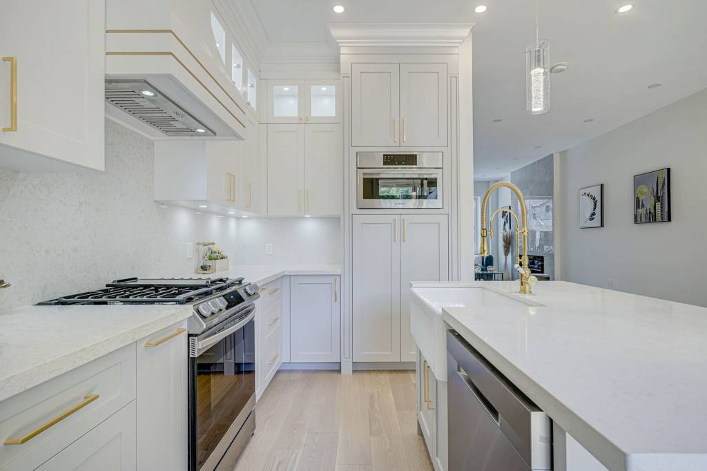 Build in Appliance in Custom Kitchen Cabinets