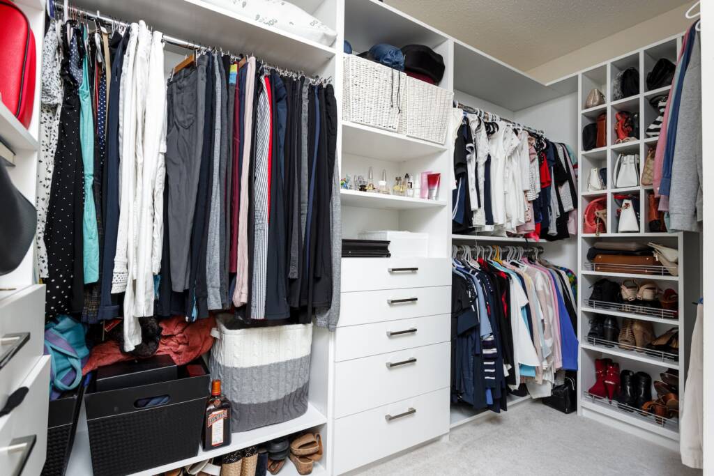 white-elegant-walk-in-closet-design