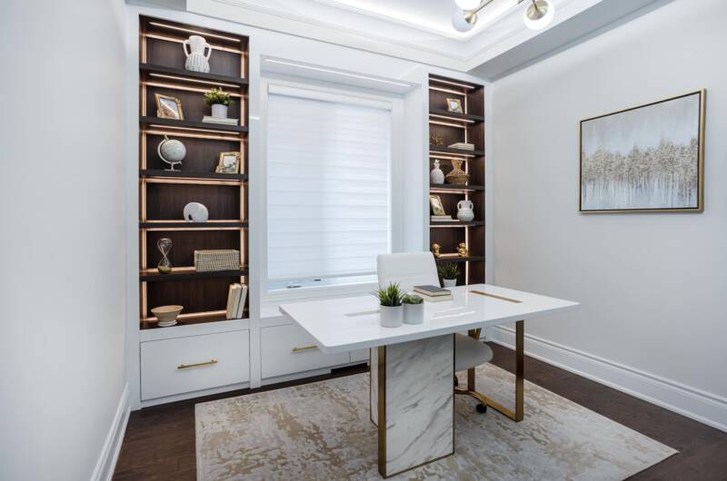 contemporary home office decoration in Kleinburg